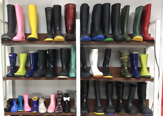 ماكينة صنع الأحذية الدوارة الأوتوماتيكية لأحذية Gumboots / أحذية السلامة